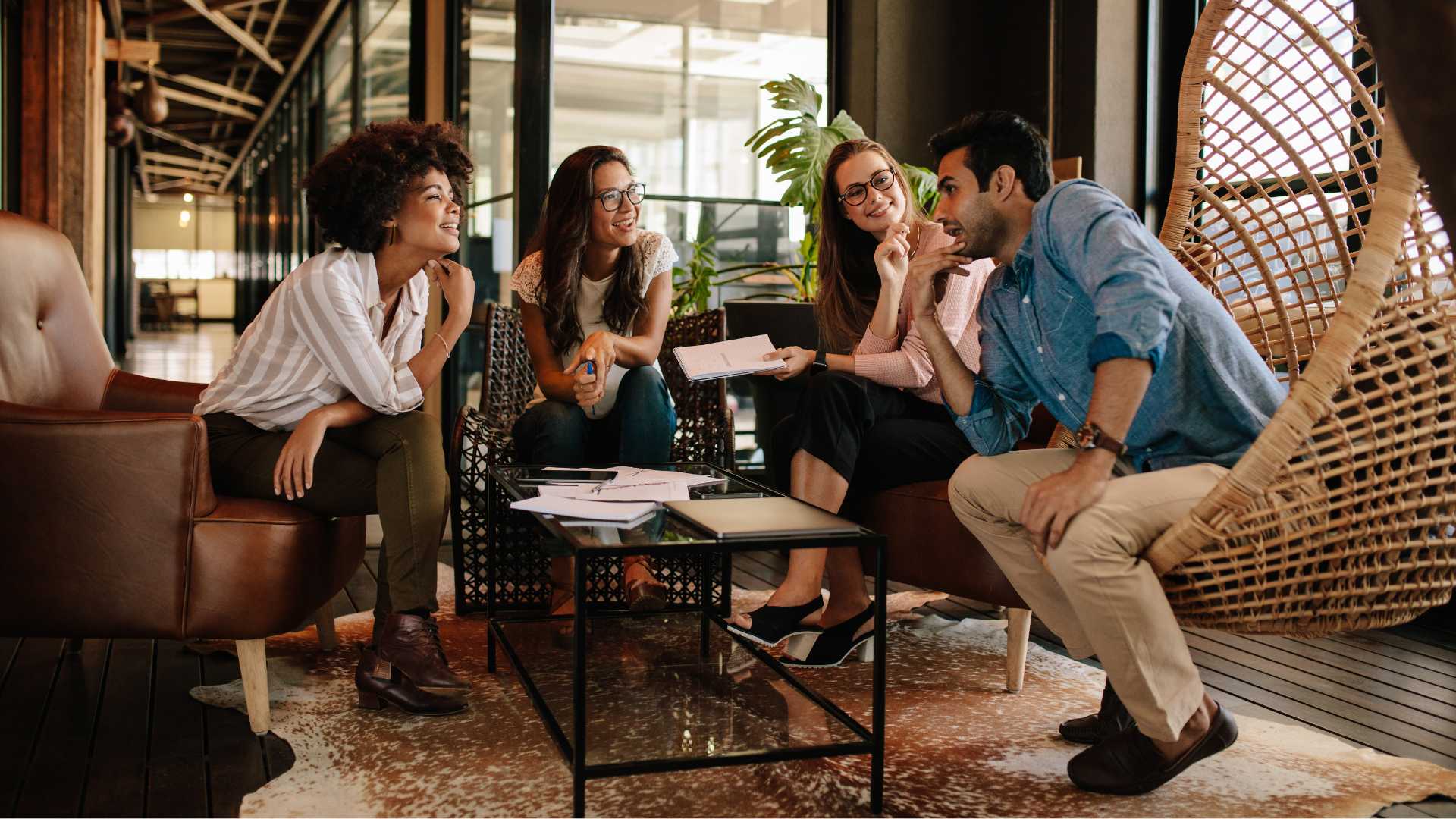 Personnes partageant un café autour d'une table