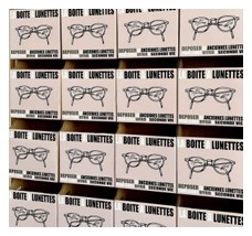 Boîtes de récupération des lunettes usagées.