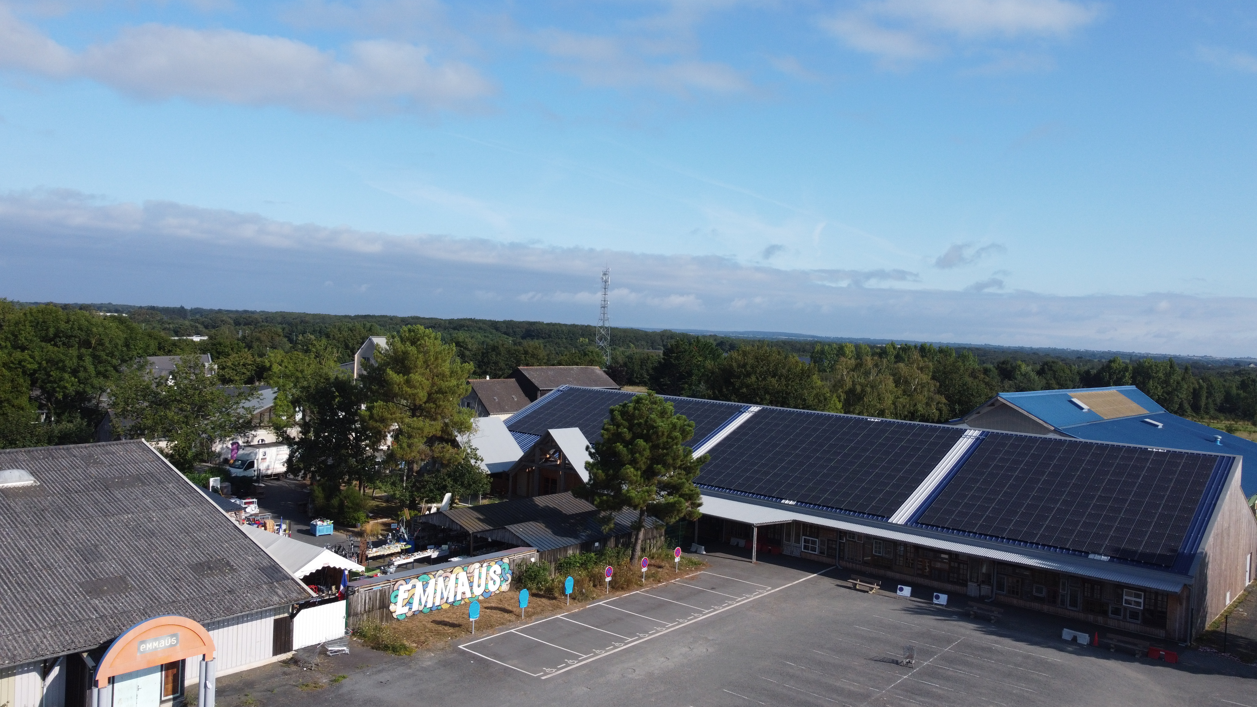 Panneaux photovoltaïques sur la salle de vente d'Emmaüs Angers