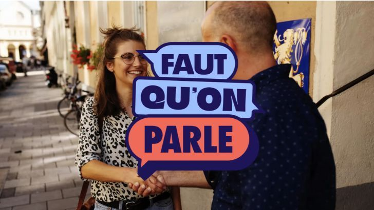 Faut qu'on parle : une femme et un homme se serrent la main